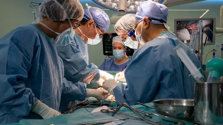 Sanitarios en el quirófano