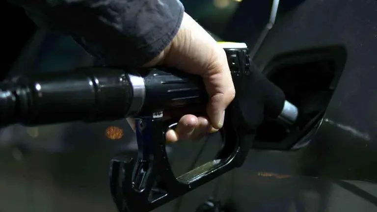 Repostaje en una gasolinera. Foto casacurrocoche.com