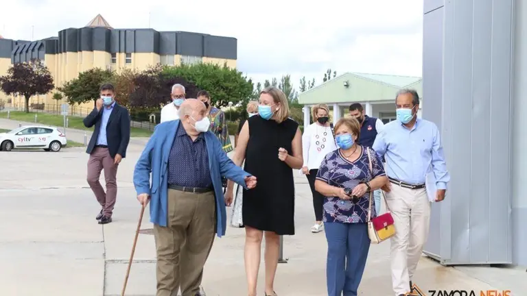 La consejera de Familia, Isabel Blanco, junto al presidente de la Fundaci&oacute;n Personas, Patricio Santana en la sede de Asprosub en Morales del Vino