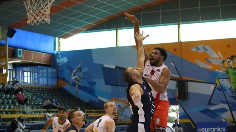 Jugada del CB Zamora en un lance del encuentro de la Copa Castilla y León. | FOTO: Marcos Vicente