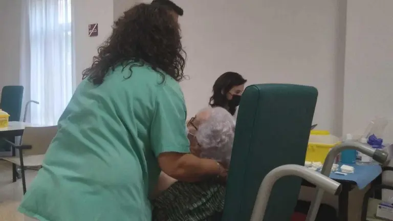 Vacunaciones en la residencia de Los Tres Árboles. Foto de Archivo