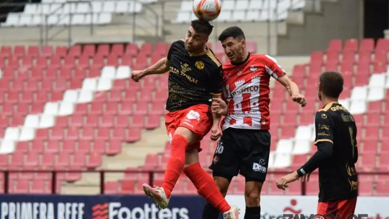 Choque del partido del Zamora CF ante el SD Logroñés. | FOTO: Zamora CF