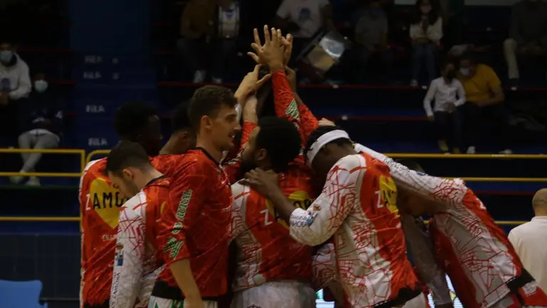 El CB Zamora se conjura antes del inicio del encuentro frente al UNI Tizona Burgos. | FOTO: Marcos Vicente