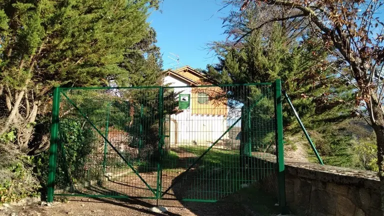 Casa vallada en el poblado de Villalcampo