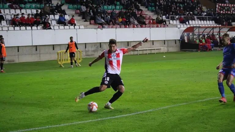 Carlos Ramos se dispone a centrar en un acción en el partido entre el Zamora CF y el CD Calahorra. | FOTO: Marcos Vicente