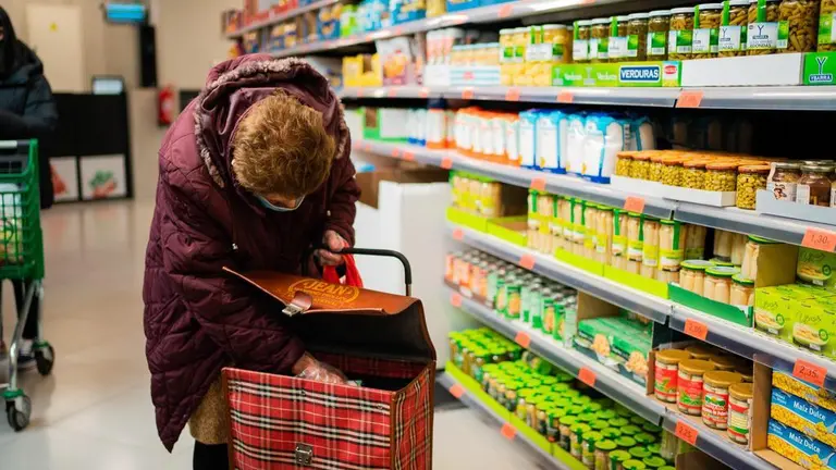 Foto de archivo. Una mujer comprando en un supermercado