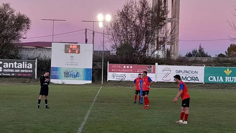 Jugada del partido entre el CD Villaralbo y CD Benavente. | FOTO: CD Villaralbo/Archivo