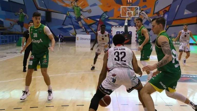 Un momento del partido del CB Zamora Enamora en el Ángel Nieto. | FOTO: Marcos Vicente