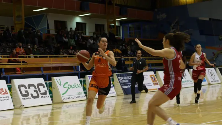 María Barneda maneja la bola ante la defensa del Celta Baloncesto. | FOTO: Marcos Vicente