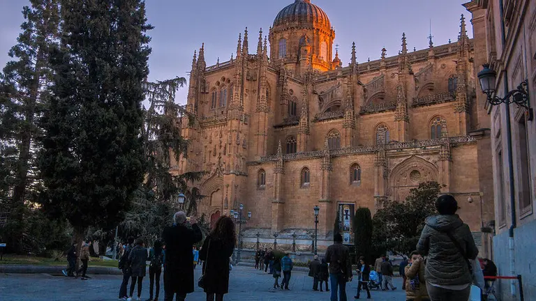 Paseantes observando la catedral de Salamanca
