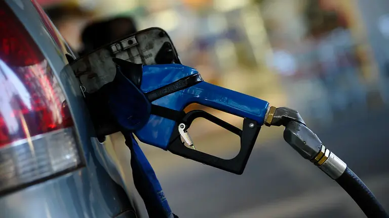 Repostaje en una gasolinera. Fotografía de archivo