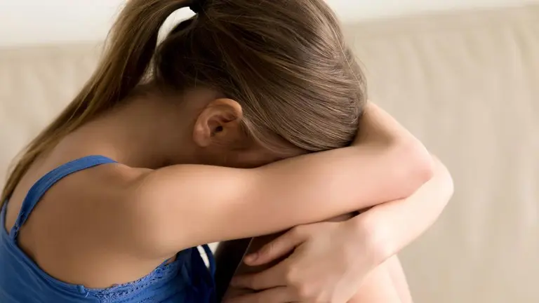 imagen de archivo joven llorando