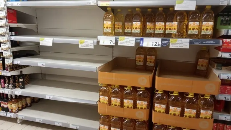 Estanterías vacías en supermercados de Zamora