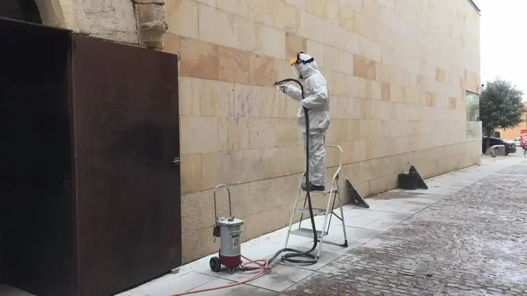 Trabajadores limpiando la fachada del Museo Etnográfico