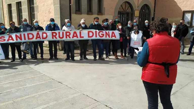 Ángeles Santos procede a la lectura del manifiesto de la Plataforma en Defensa de la Sanidad Pública de Sayago