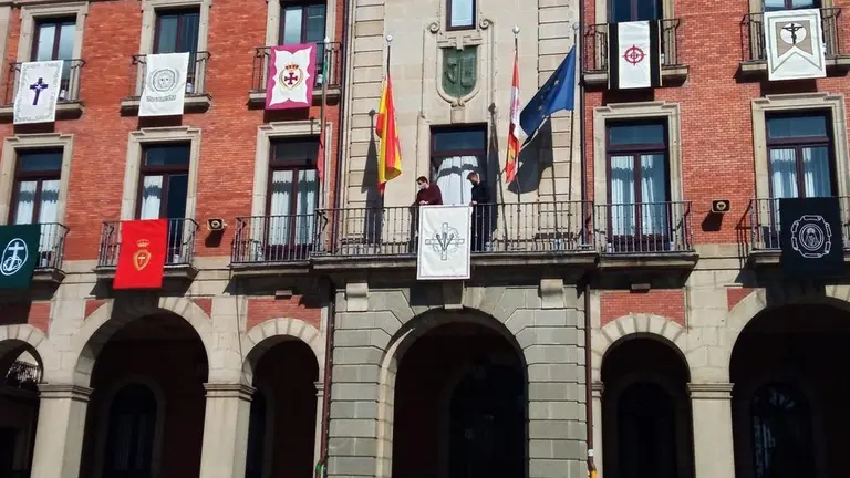 Colocación de los reposteros en la fachada del Ayuntamiento de Zamora