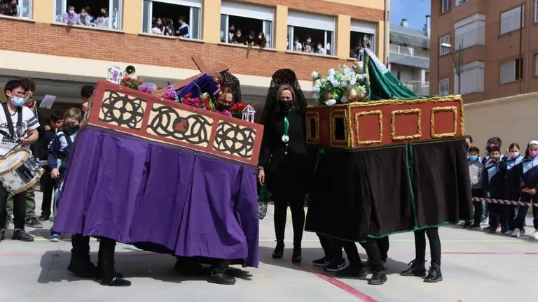 Los alumnos del Amor de Dios desfilan con la imagen de la Esperanza y el Nazareno de San Frontis