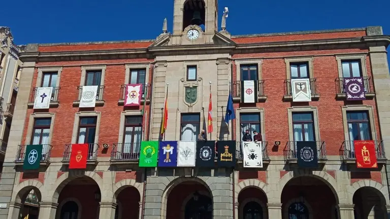 Renovación de los reposteros de la Semana Santa