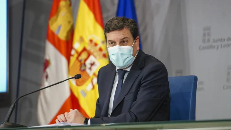 El consejero de Economía y Hacienda y portavoz en funciones, Carlos Fdez. Carriedo, comparece en rueda de prensa posterior al Consejo de Gobierno