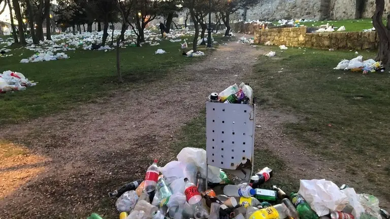 Basura en San Martín tras el botellón de Semana Santa, Foto de Archivo