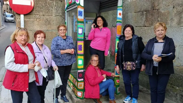 Mujeres de la asociación de Fermoselle decorando la cabina. Fotografía: CEDIDA