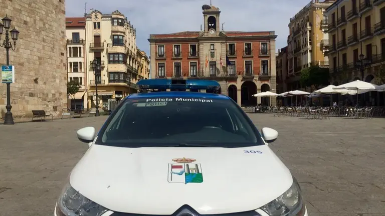 Coche de la policía en la Plaza Mayor
