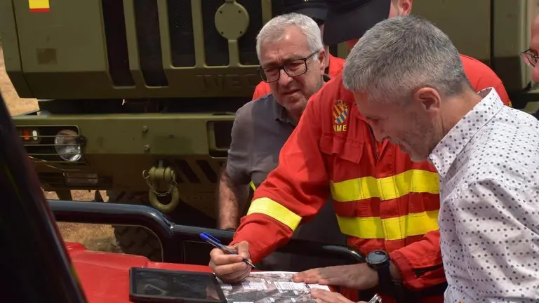El ministro del interior, Fernando Grande-Marlaska, visita el fuego en Losacio_4