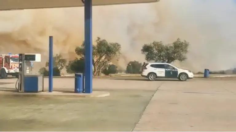 El fuego se sitúa a escasos metros de la gasolinera de Tábara