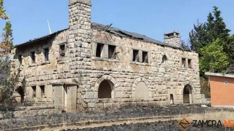La estación de tren de Abejera, también quemada. Foto Betide Machado