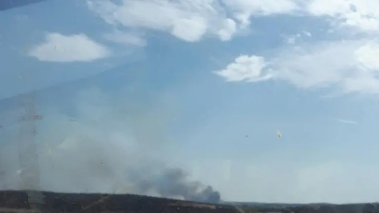 Columna de humo en Vegalatrave