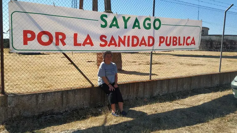 Pancarta por la sanidad rural digna en la ermita de Gracia. Fotografía: CEDIDA
