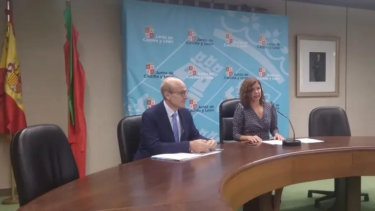 Clara San Damián en rueda de prensa, junto al director provincial de Educación