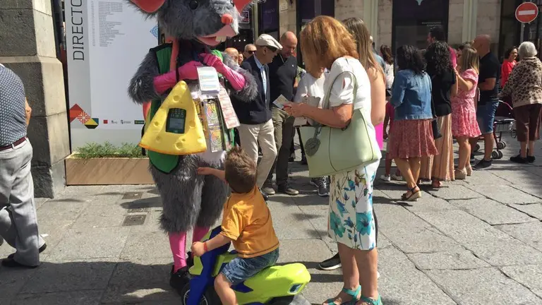 El vendedor de la ONCE disfrazado de ratón durante la Feria Internacional del Queso en Zamora
