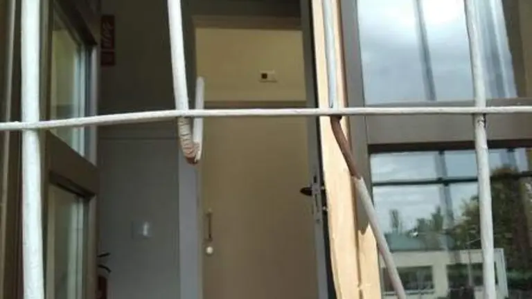 Ventana por la que accedieron los ladrones a la ermita