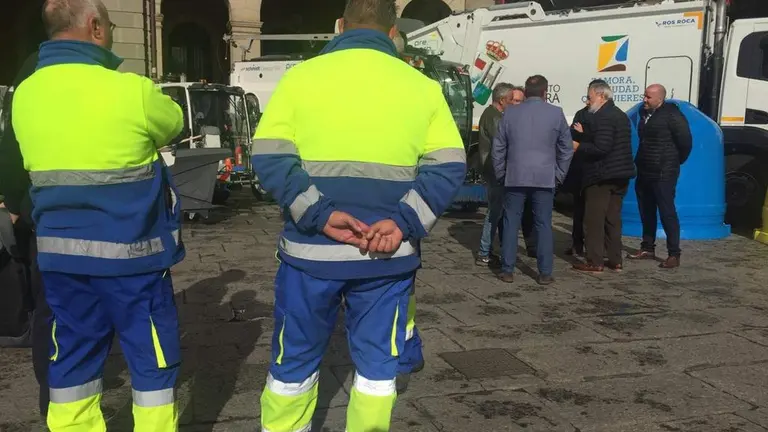 Recogida firmas Presentación del nuevo servicio de de limpieza en Zamora