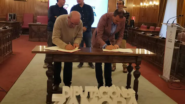 Firma convenio Ribadelago