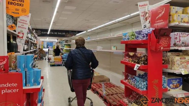 Estantería de agua vacía en un supermercado de Toro