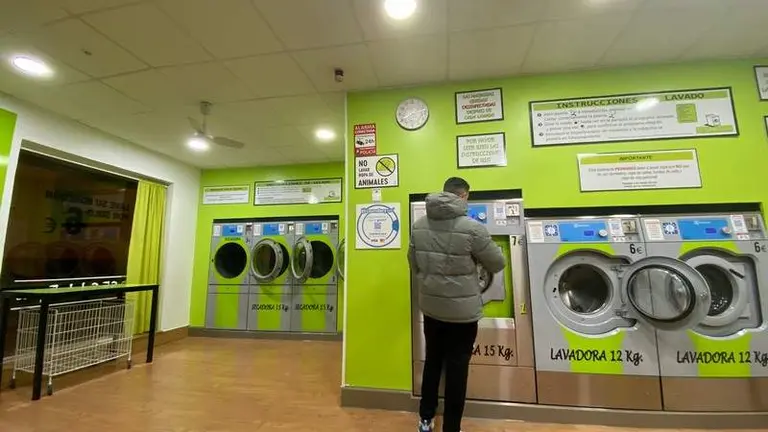 Una persona lava su ropa en una lavandería de Zamora