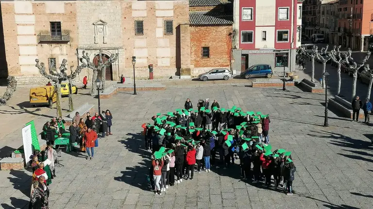 Acto AECC en Toro y alumnos Amor de Dios de Toro con motivo del Día Mundial contra el Cáncer