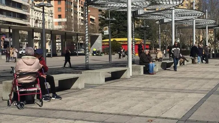 Foto archivo gente en la marina