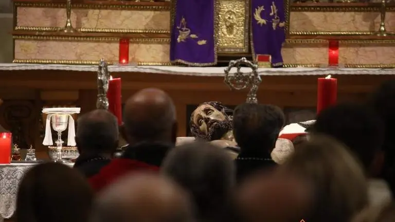 El Yacente celebra su segundo V&iacute;a Crucis  (11)