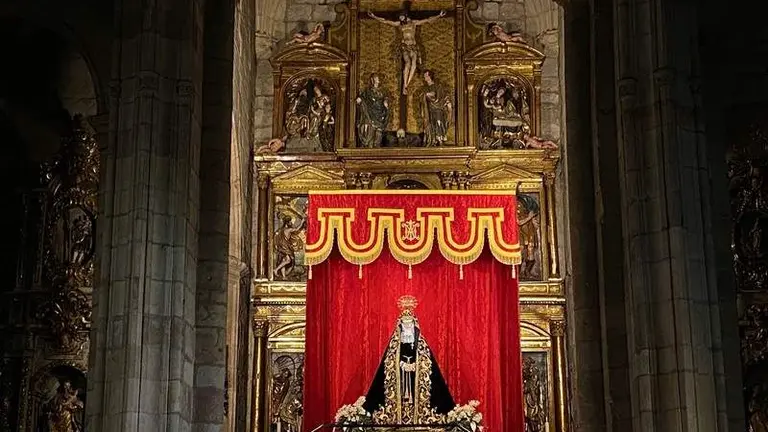 La Tuna Universitaria canta a la Virgen de la Soledad (4)