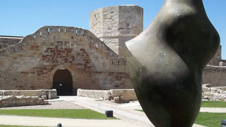 Escultura de Baltasar Lobo en las inmediaciones del Castillo de Zamora