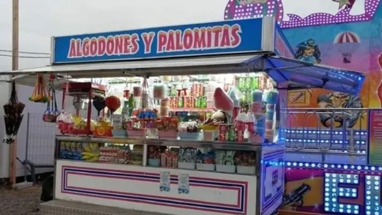 Puesto de algodón de azúcar y palomitas