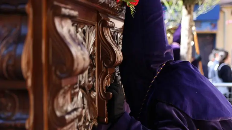 La Vera Cruz desfila en un soleado Jueves Santo_26