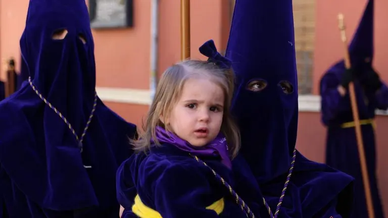 La Vera Cruz desfila en un soleado Jueves Santo_16