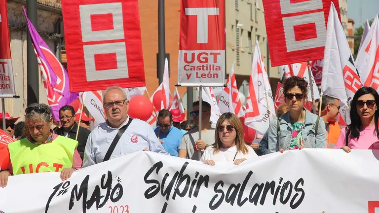 Ángel del Carmen y Trinidad Acebes encabezan la manifestación por el 1 de Mayo
