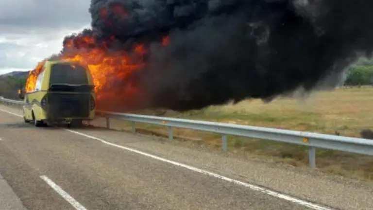 Autobús ardiendo Otero de Bodas