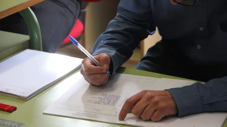 Votación elecciones municipales del 28M en el colegio Arias Gonzalo_5