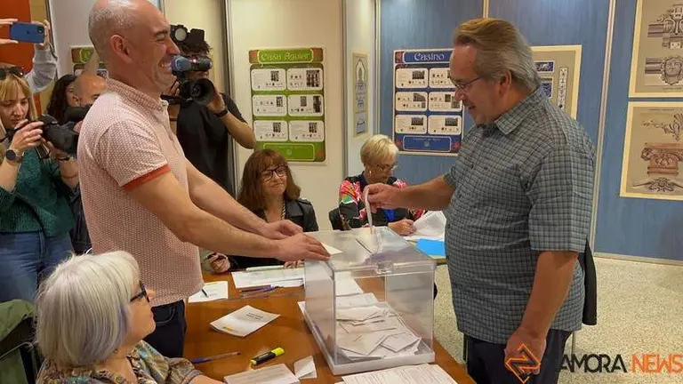 Francisco Guarido vota en el 28M (1)